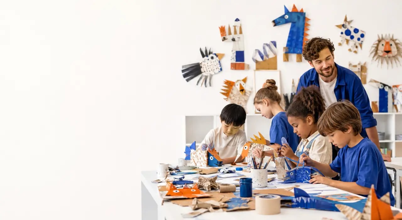 Activité de centre de loisirs créative avec fabrication d’animaux imaginaires